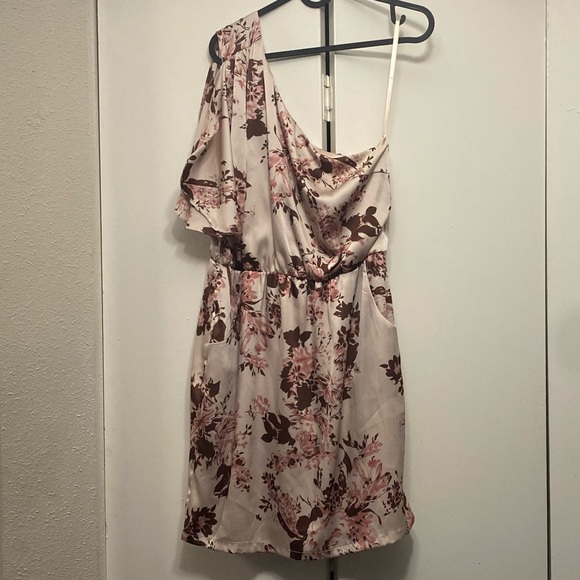 ❤️ Chelsea and Violet Floral One Shoulder Dress - Picture 2 of 2